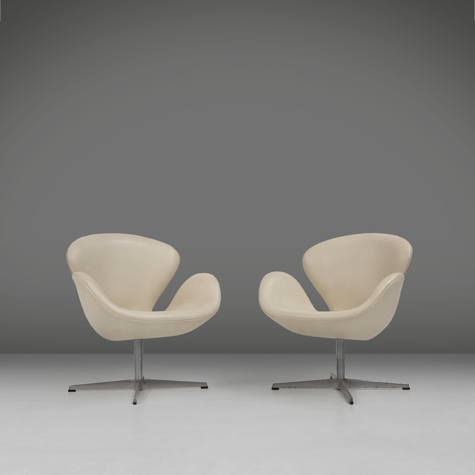 Fritz Hansen Swan Chair by Arne Jacobsen