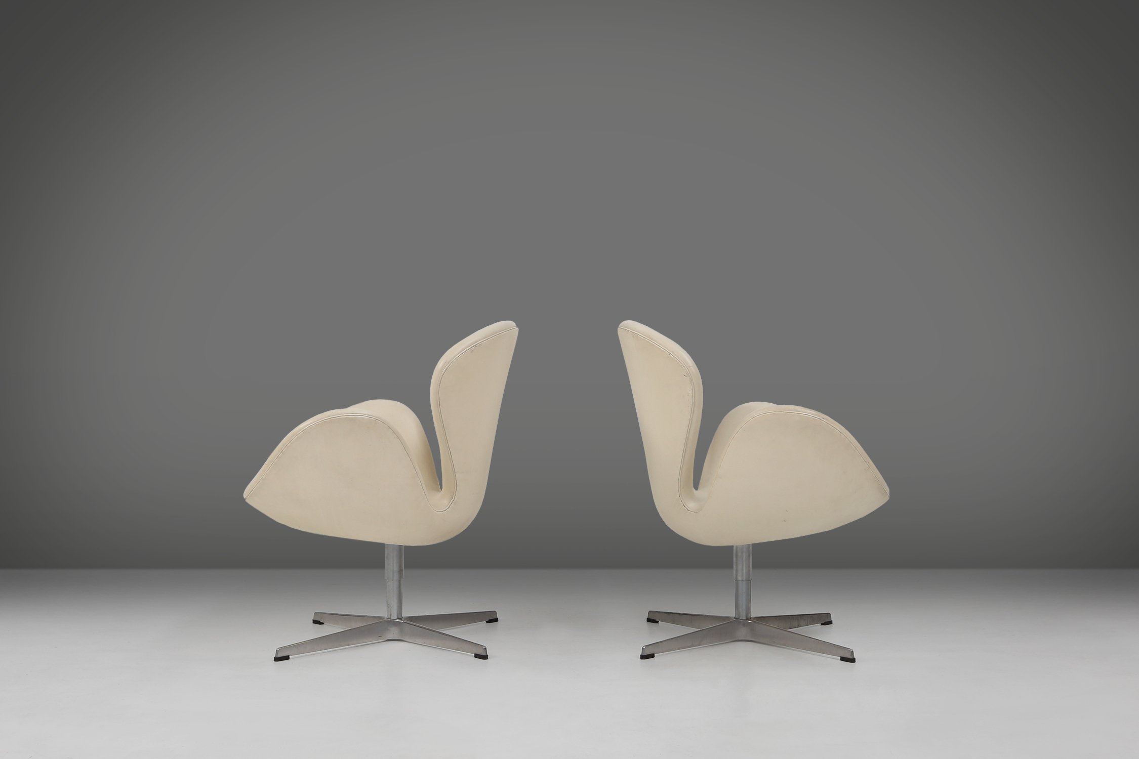 Set of two leather Swan chairs by Arne Jacobsen for Fritz Hansenthumbnail