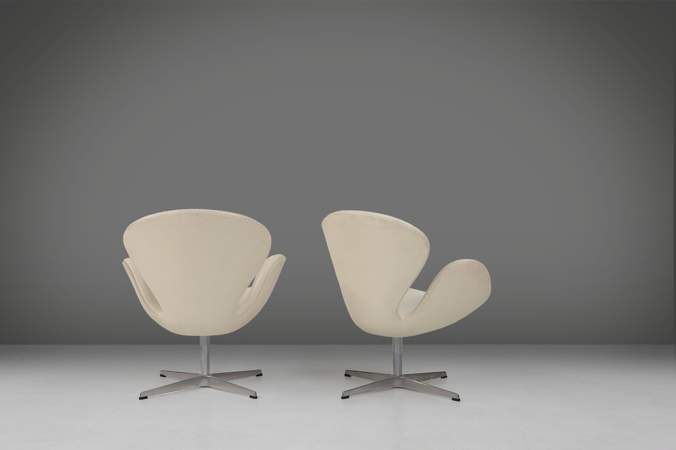 Set of two leather Swan chairs by Arne Jacobsen for Fritz Hansenthumbnail