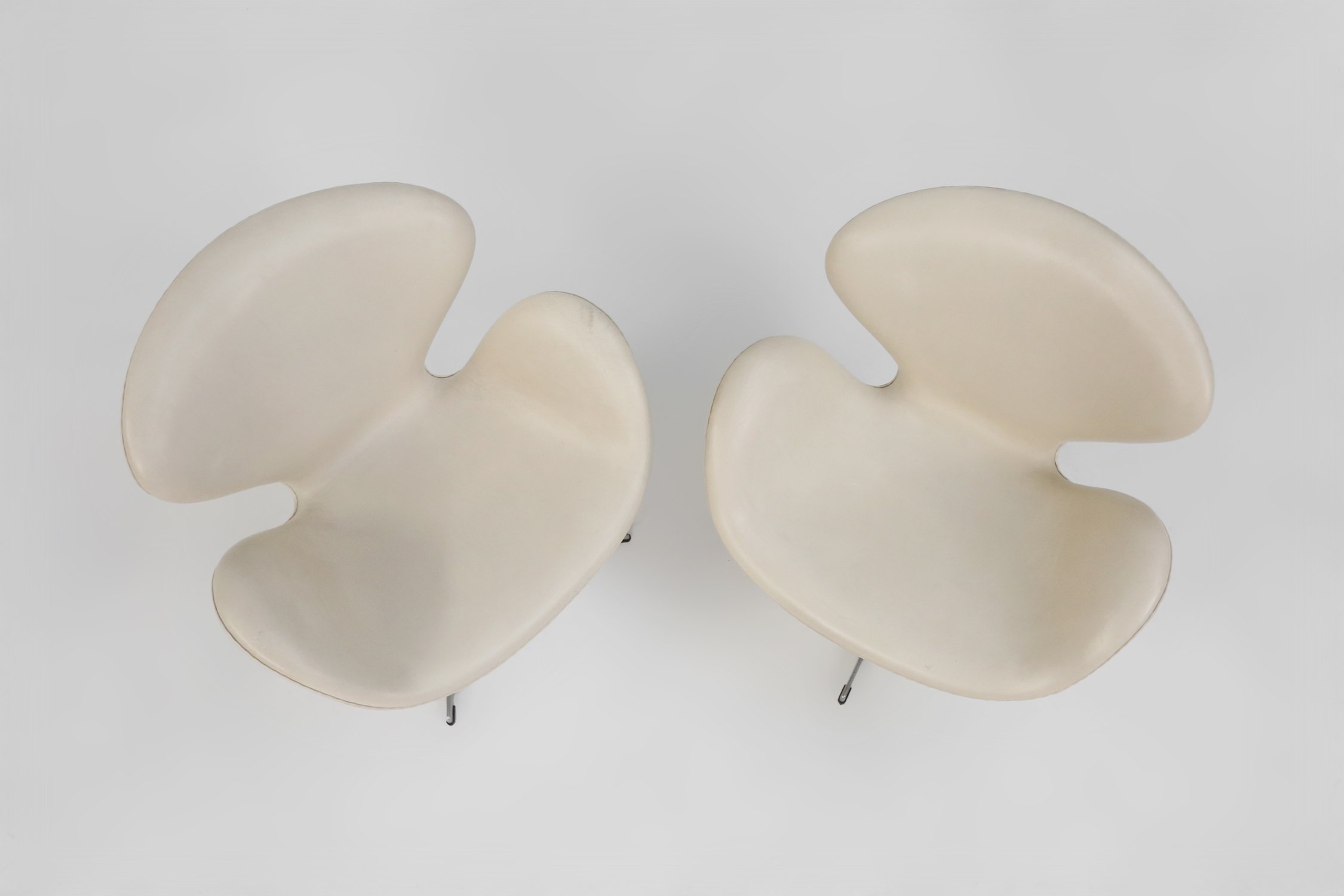 Set of two leather Swan chairs by Arne Jacobsen for Fritz Hansenthumbnail