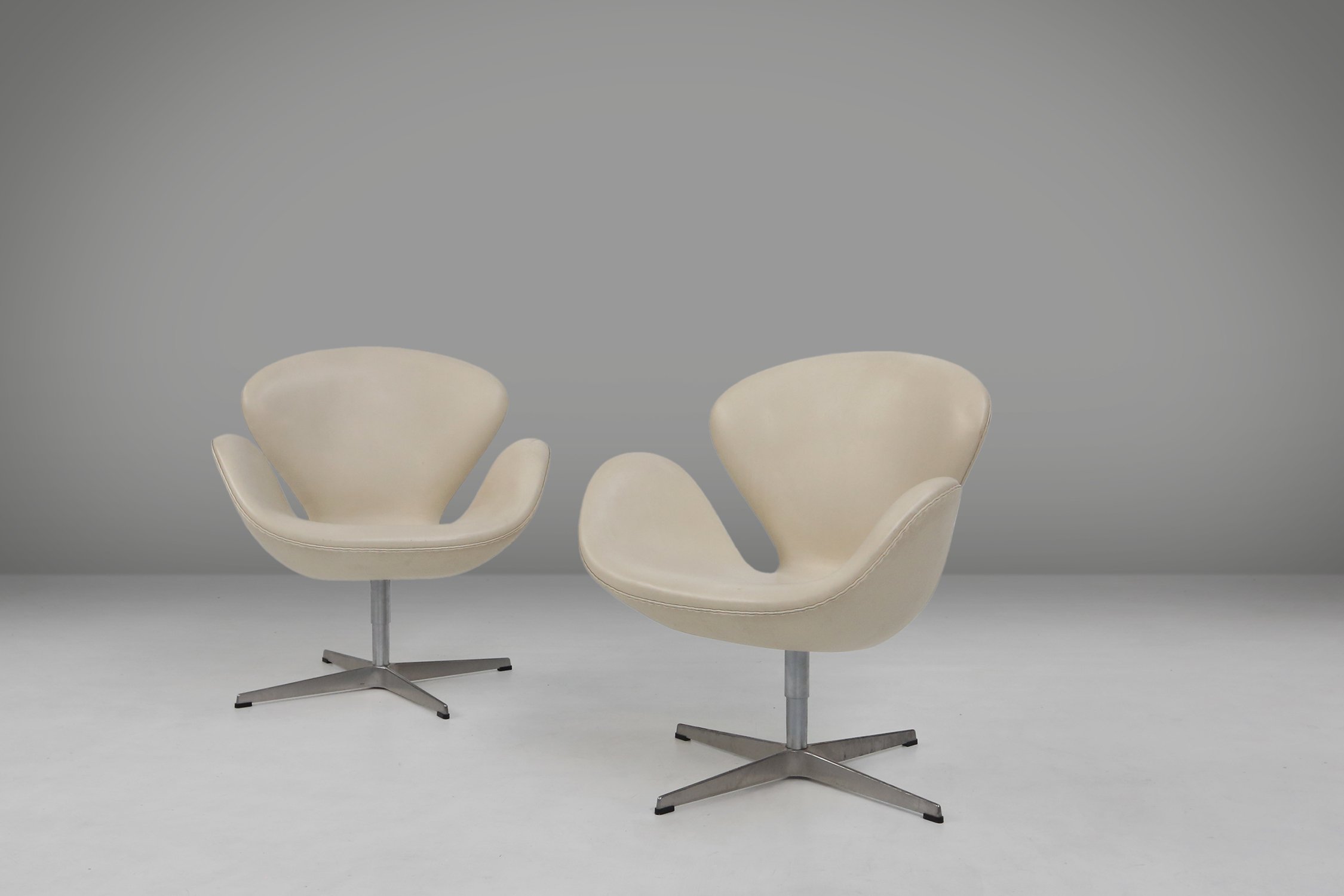 Set of two leather Swan chairs by Arne Jacobsen for Fritz Hansenthumbnail