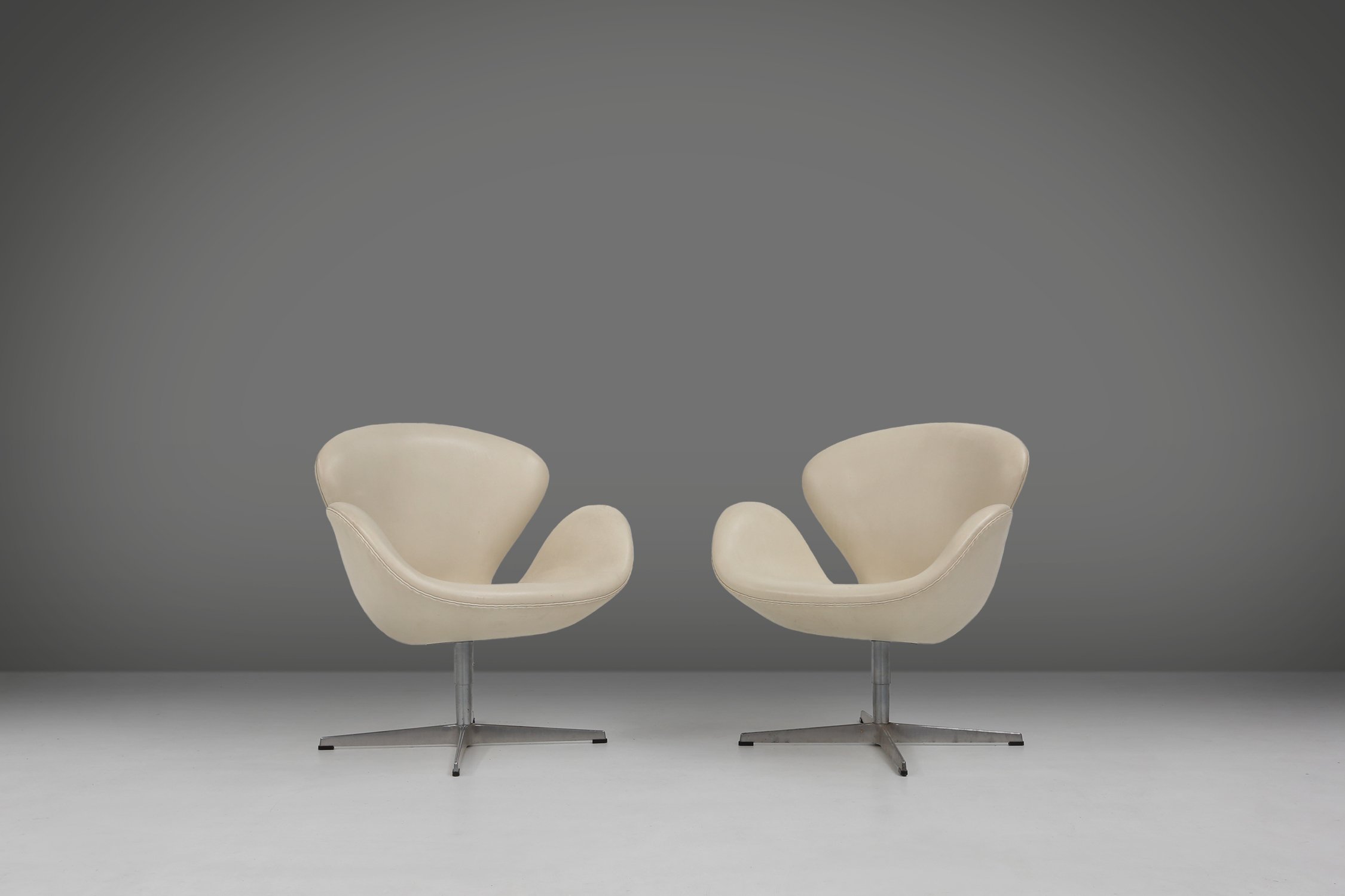 Set of two leather Swan chairs by Arne Jacobsen for Fritz Hansenthumbnail